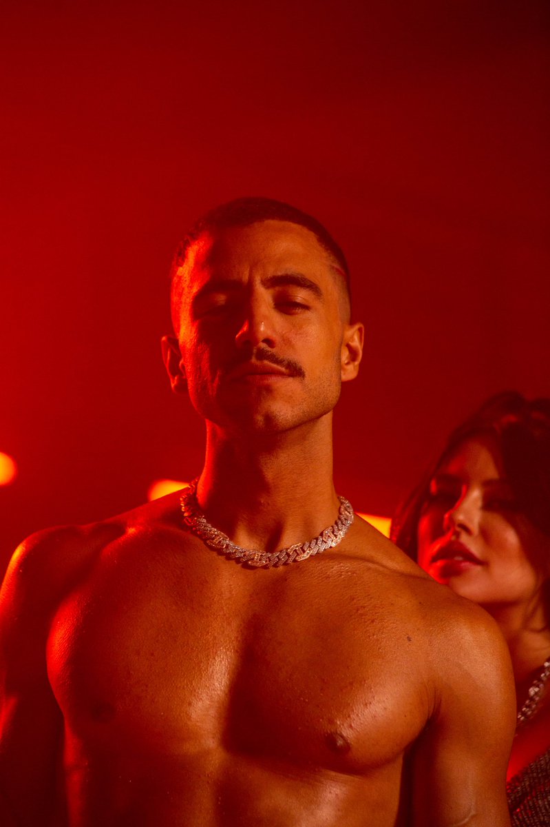 uaimatheus's tweet photo. Já assistiu o clipe de "Sensualiza"? Link na bio 🔥 https://t.co/J2OHD2LepV