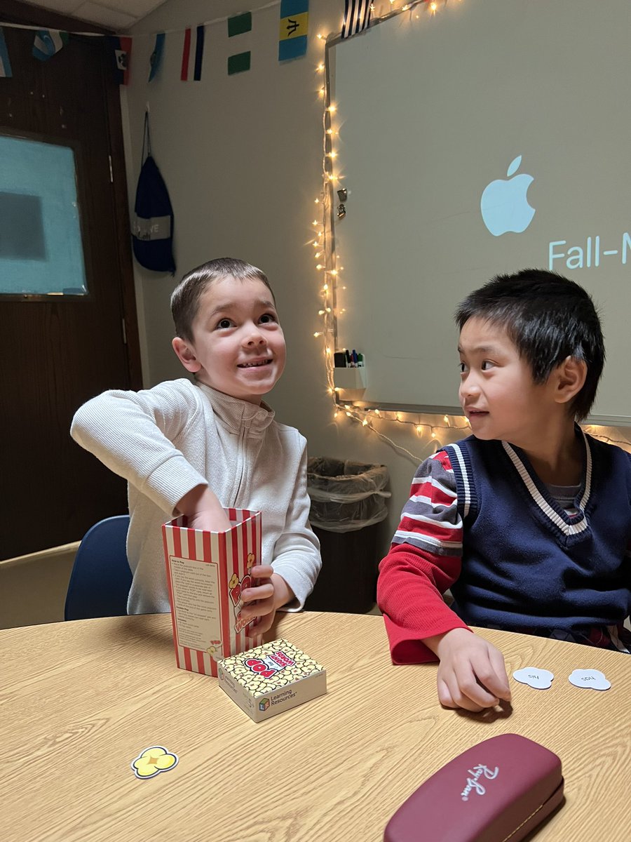 ENLwMsFall's tweet photo. On Friday, 1st graders practiced their sight words when playing the game, Pop. They love it! 🍿 https://t.co/MXpEmQ3VN7