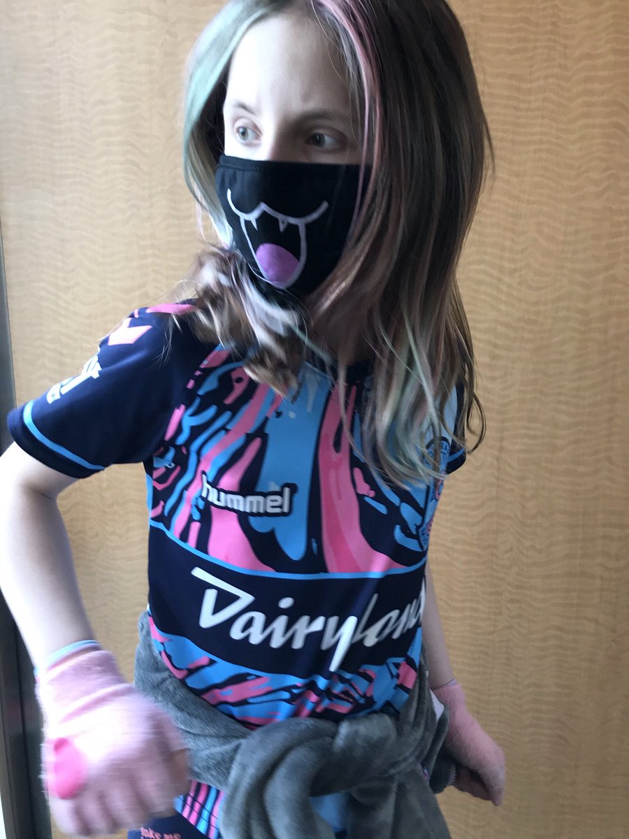 MingoDocs's tweet photo. @SandyKayMN @MNAuroraFC @CSepnieski So my youngest love the jerseys so much she wanted to streak her hair like them. https://t.co/8PBofI3yFu