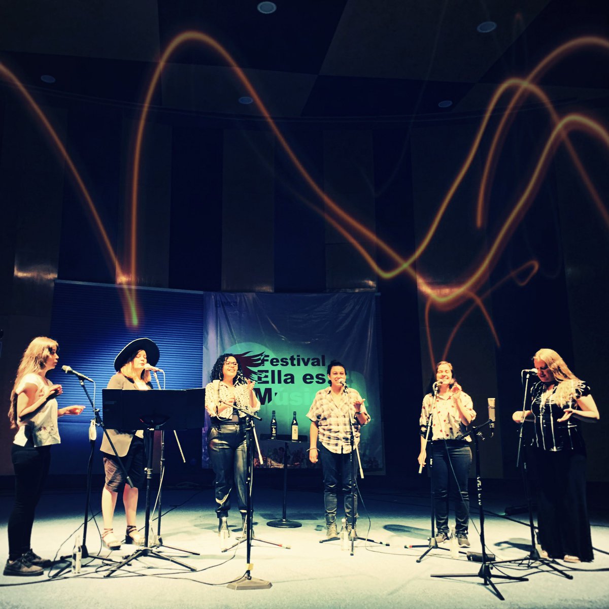 En este momento la energía de Las Billies (<a href="/JenBeaujean/">Jenny Beaujean</a>,<a href="/IngridBeaujean/">Ingrid Beaujean</a>,<a href="/clauarellanol/">Clau Arellanola</a>,<a href="/luzgazul/">Luz Varela</a>,<a href="/leikamochan/">leika mochan</a> y Citlalli Toledo) vuela por todo el Estudio A del <a href="/imerhoy/">IMER</a> en el Festival Ella es Música. 94.5 fm o imer.mx/opus