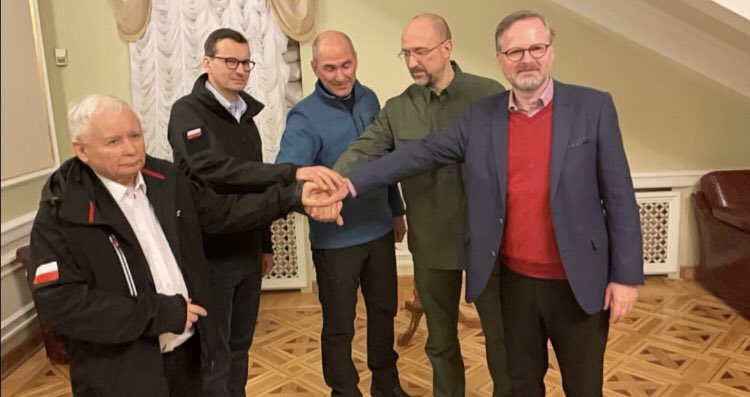 Central Eastern European solidarity in Kyiv tonight. 

🇺🇦🇵🇱🇨🇿🇸🇮