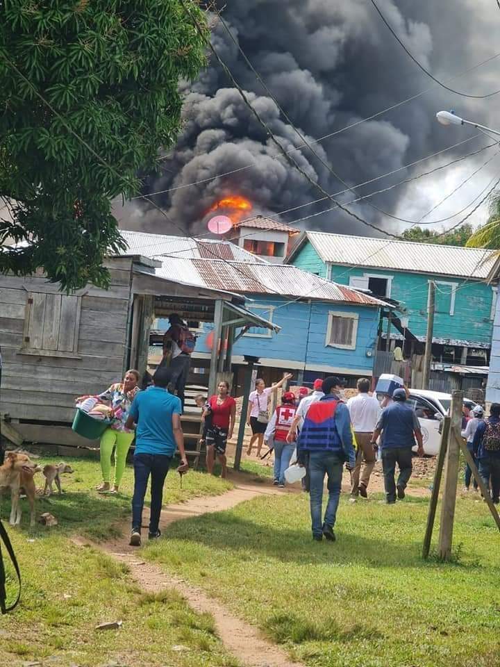 WilberLopezG's tweet photo. Actualización: 1 muerto y 6 casas quemadas Prinzapolka.

El fallecido Daniel Logan Hodgson de 40 años quedó atrapado enmedio del fuego.

Bomberos @EjercitoNic
y Policía continúan luchando contra las llamas. https://t.co/sc7cC1U5Rm