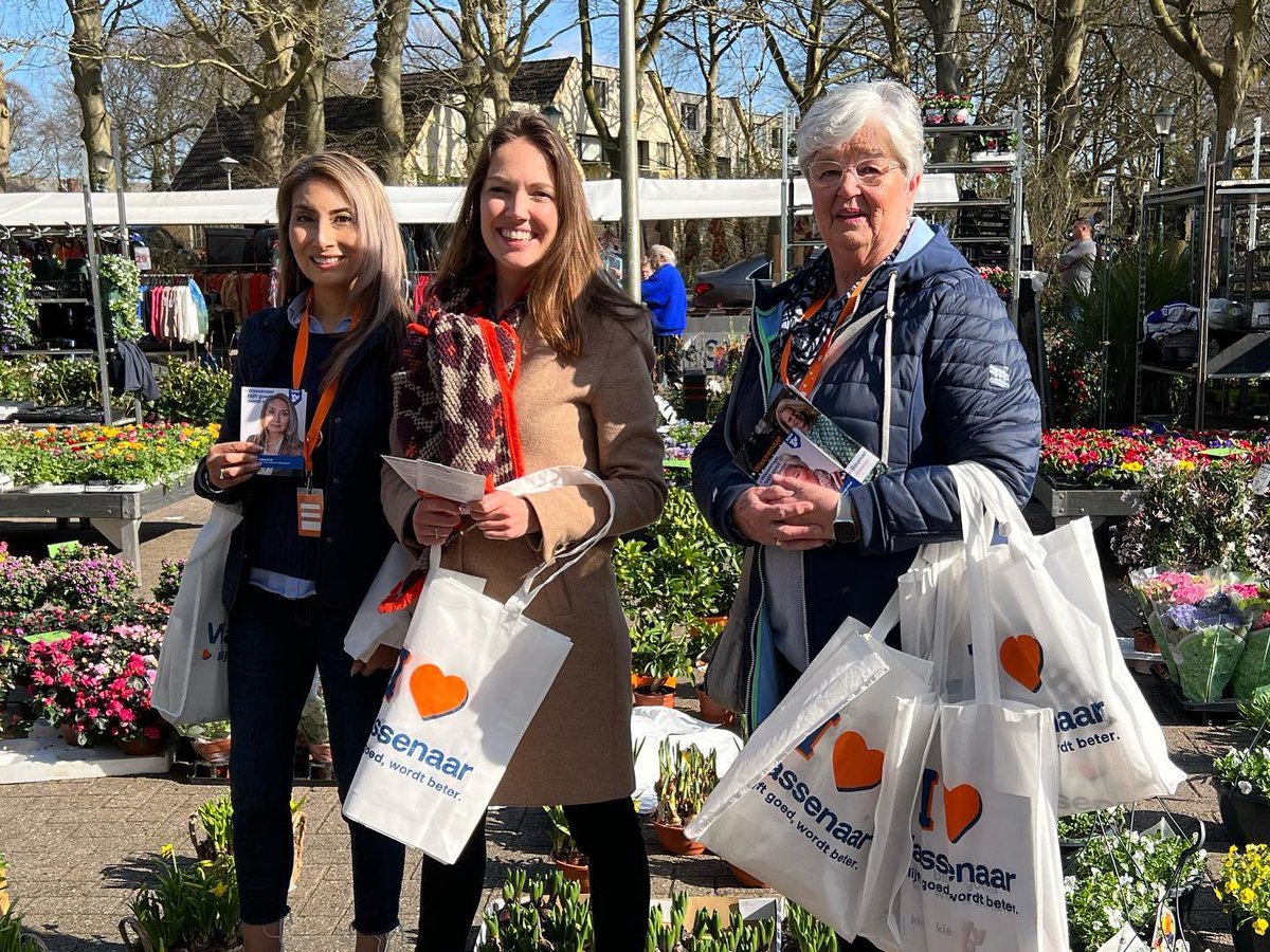 De #wassenaarsevvd voerde 
#campagne op de #markt in #wassenaar. 
#wassenaarder <a href="/bentebecker/">Bente Becker</a> #2ekamerlid #vvd versterkte ons team 💪 Goede gesprekken gevoerd en we zijn dankbaar voor deze extra versterking.
#elkestemtelt 
#blijftgoedwordtbeter 
#gr2022 
#vote