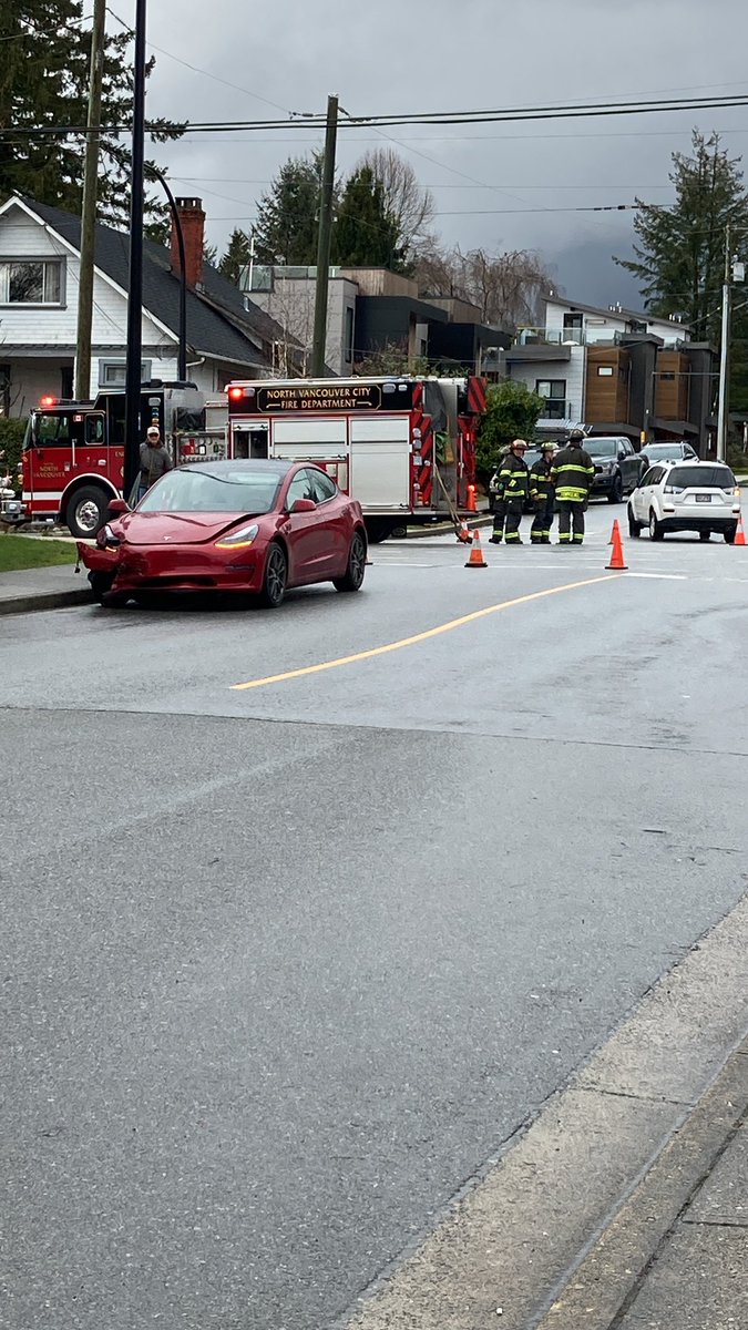Vandres71's tweet photo. @AM730Traffic yeah! Two cars involved on Keith rd. One car is on West Keith this Tesla is on east Keith https://t.co/6gwgF9tl7H