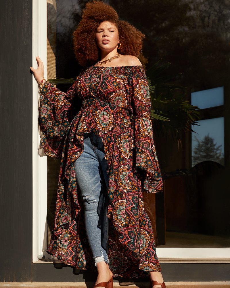 From bold, unconventional prints to eyelet and crochet details, boho is having a moment. Explore this trend in the elegant and flowy Levi Off The Shoulder Duster paired with your favorite skinny jeans.

Get the look: bit.ly/3ibgMuD