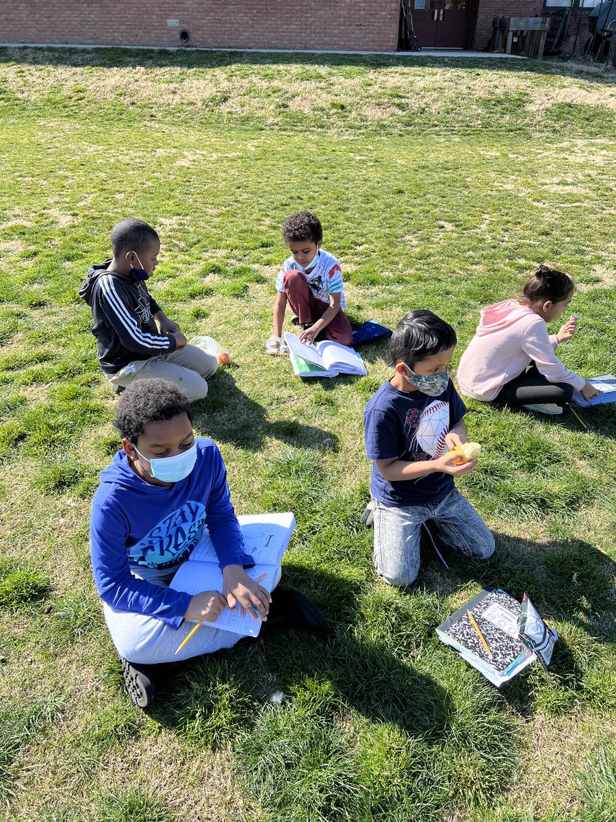 MsWilson_FHES's tweet photo. Beautiful day for snack outside and planning our science PBL #fhhighlights https://t.co/AqOOV1pOFW