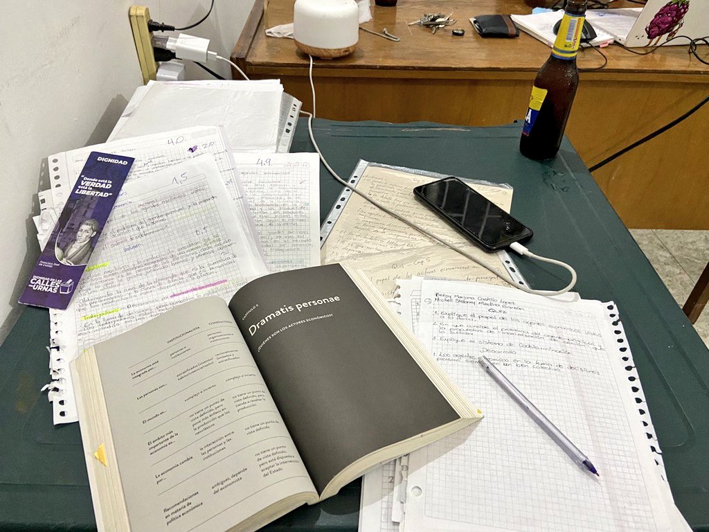 DavidMoraNar's tweet photo. #Calificando 🤓
Éste "desorden" me encanta. Hace rato no podía calificar con calma, estudiar economía que es una de mis pasiones.
Los actores económicos según las diferentes escuelas económicas.
Seguimos forjando pensamiento crítico, basados en la evidencia y argumentado. https://t.co/8miFi9qE9p