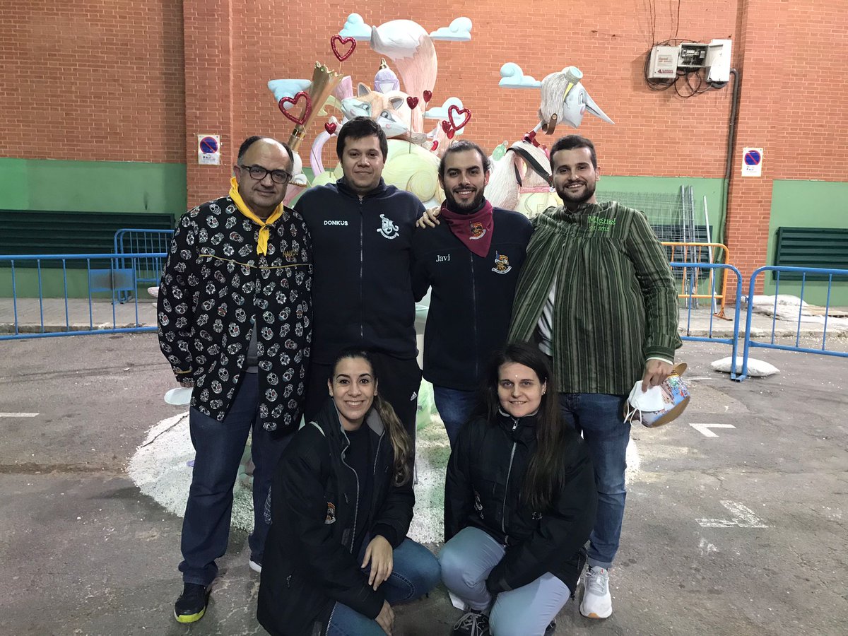 FallaMCastilla's tweet photo. Llega el 15 de marzo y, como todos los años, vuestra delegación de redes se despide hasta el año siguiente para disfrutar la semana de fallas junto a vosotros 👋🏽

Pero este año es diferente, este año nos despedimos para no volver 😢 https://t.co/IYf6I5adbT