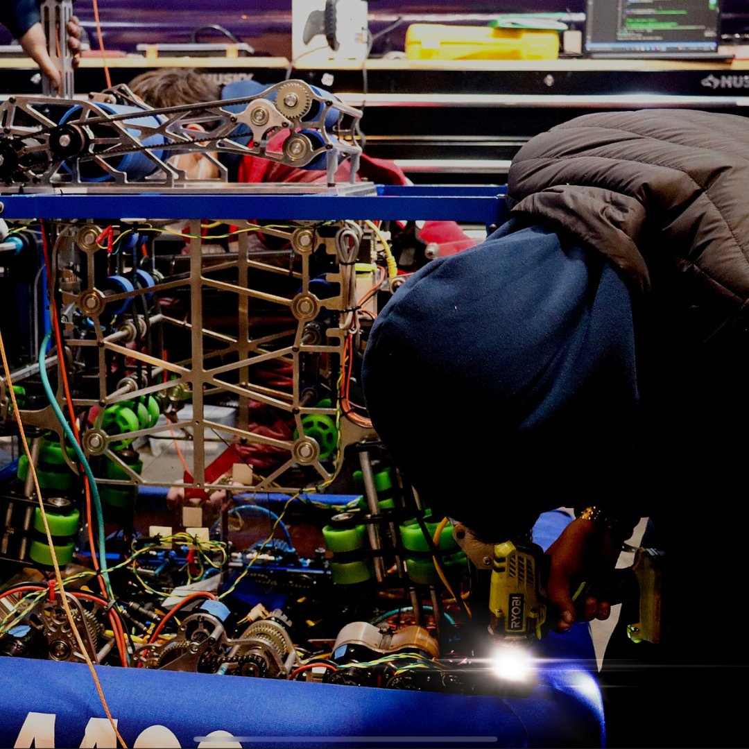 fathomwerx's tweet image. Picture: Junior year highschool student Hugo from 4400 Cerbotics prepares his team’s robot for “battle” at the 2022 Hueneme Port Regional.

Thank you to all of the teams that participated!

#Robotics #FATHOMWERX #YouthRobotics #FATHOMWERXLab #PortofHueneme