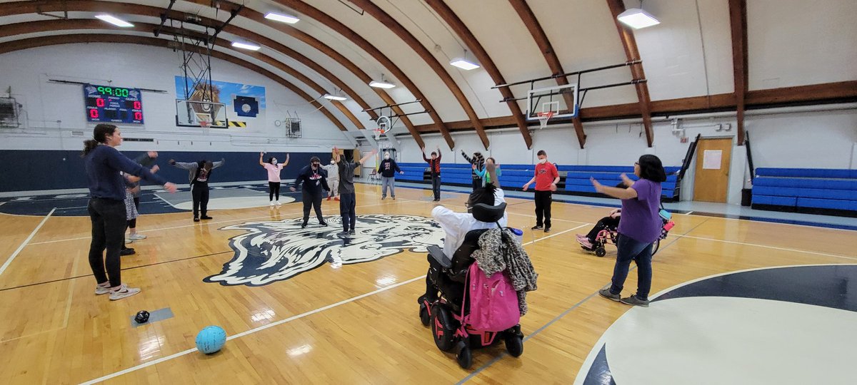 JenniferMilinki's tweet photo. Stretch time! Great way to start our first practice. Go Lions!!! #lisleonepride #solimitless https://t.co/y4uOaRs4TI