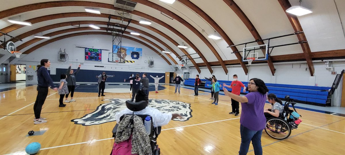 JenniferMilinki's tweet photo. Stretch time! Great way to start our first practice. Go Lions!!! #lisleonepride #solimitless https://t.co/y4uOaRs4TI