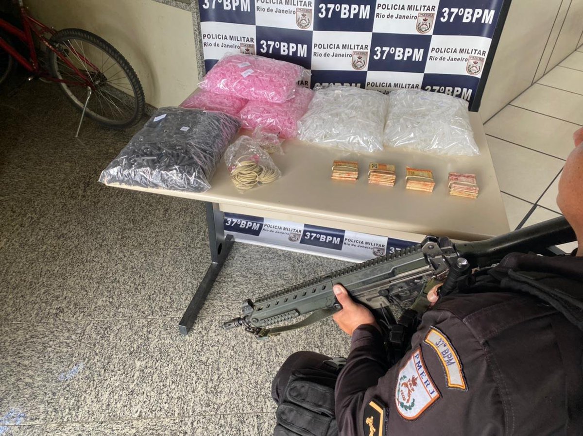 PMERJ's tweet photo. 5.000 frascos para embalar drogas e 4.000 reais foram encontrados por policiais do #37BPM em localidade conhecida como esconderijo de drogas na Rua Capitão Antônio Lobo, em Mirandópolis - #Quatis. O caso foi encaminhado à 100ªDP. https://t.co/ORbiOBWhwr