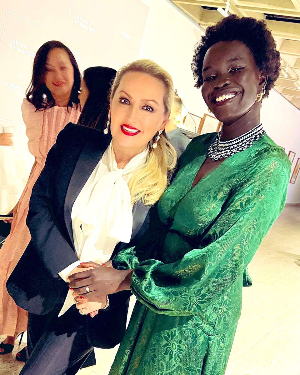 melissahoyer's tweet photo. Melbourne-based, South Sudanese artist, Atong Atem, arrived in Australia as a 6-year-old refugee & spent her formative years studying art history: she has won inaugural @LaPrairie_aus & @ArtGalleryofNSW #ArtAward clever, talented & very funny. Great night at the #AGNSW #atongatem https://t.co/ekAnVXGVAB