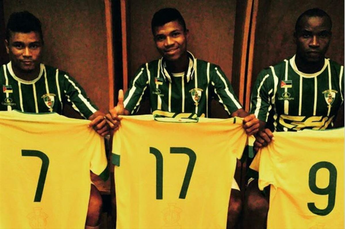 FerroBeira's tweet photo. El Atlético de Madrid eliminó al Manchester United en los octavos de la UCL.

Reinildo Mandava, jugador colchonero, en 2008 debutó en el Ferroviario Da Beira. Solo tenía 14 años. 💚🤍

Hoy se convirtió en el primer mozambiqueño en clasificar a cuartos de final de la Champions. 🇲🇿 https://t.co/8W7CMTft4e