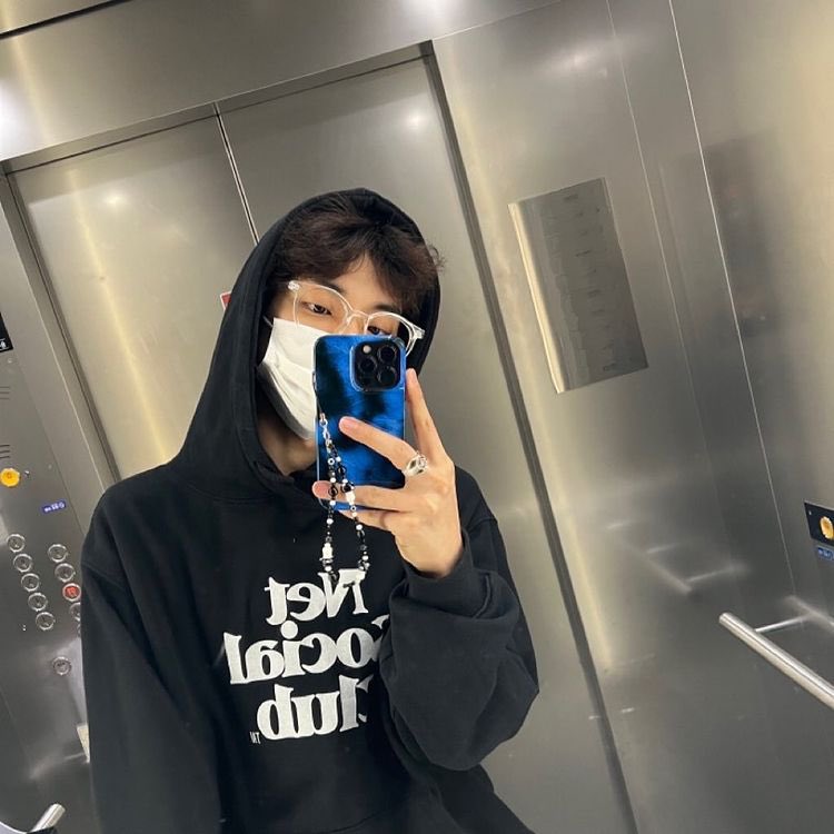 c1hangmin's tweet photo. It was cold then it getting hot, it was hot then it getting cold. What's wrong with you, weather? Oh anyway The B, which one of these three style do you like the most? With hoodie, with beanie or with hoodie + beanie?  Yes hoodie + beanie, beanie + hoodie are mainstream tho. https://t.co/e9Nn0ycJVe