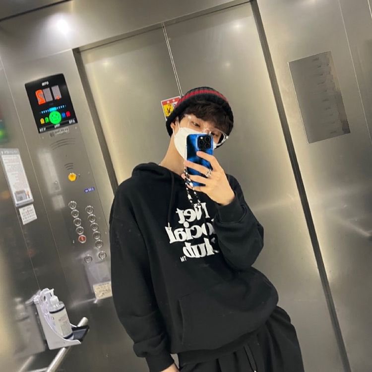 c1hangmin's tweet photo. It was cold then it getting hot, it was hot then it getting cold. What's wrong with you, weather? Oh anyway The B, which one of these three style do you like the most? With hoodie, with beanie or with hoodie + beanie?  Yes hoodie + beanie, beanie + hoodie are mainstream tho. https://t.co/e9Nn0ycJVe
