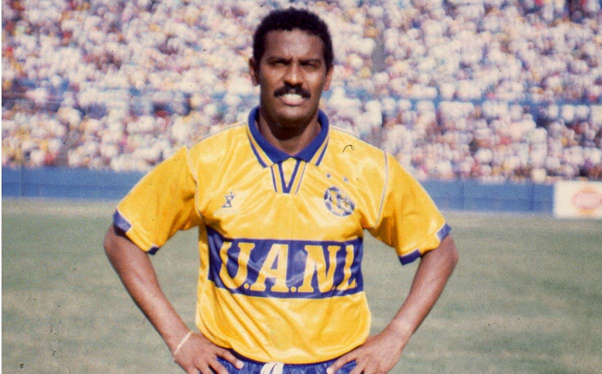 TigresJersey's tweet photo. Se lleva a cabo hoy la Ceremonia de Investidura del @famasalon en Pachuca, Hidalgo.

De parte de @TigresOficial, presente Antônio Carlos Santos @negrosantos13, ex jugador del club de la @uanl en la temporada 1994-1995, un año donde utilizaron #vicmar, @UmbroMex y #afghans (foto). https://t.co/SWhuaRUUwK