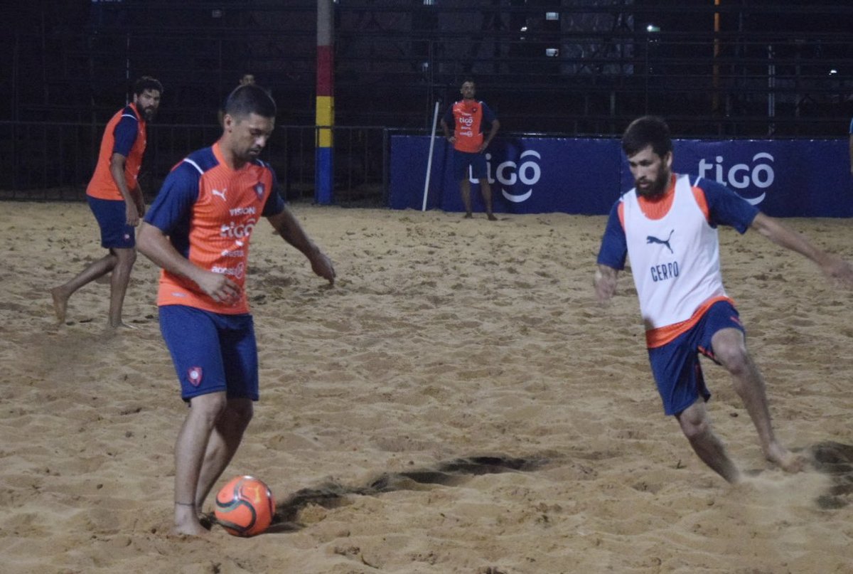 CerroPlaya's tweet photo. SuperligaApf | ¡Desde Encarnación!

El Ciclón se movilizó esta noche en la Arena Municipal Playa San José donde disputará desde mañana la fase de grupos de la Super final.

#LaPasionDelPueblo🔵🔴 https://t.co/60Gn6mmqZW
