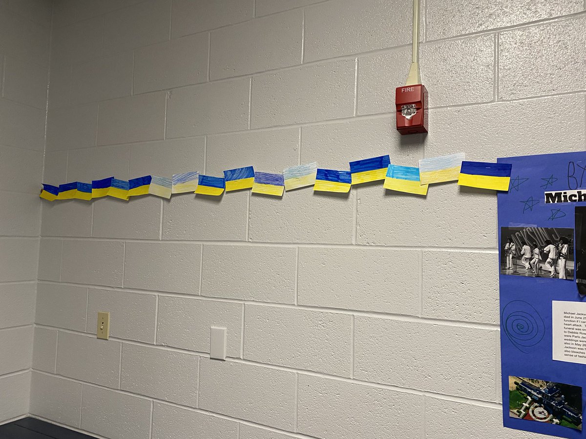 A 🧵: The 5th graders at <a href="/PkwyMasonRidge/">MasonRidgeElementary</a> (CC: <a href="/ParkwaySchools/">Parkway Schools</a>) have organized a #Ukraine benefit fundraiser. For $1, students can purchase a bracelet and a mini-flag. All proceeds will go to charities supporting Ukraine. #ParkwayCares