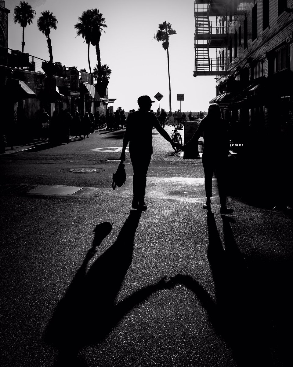zo2rey's tweet photo. Une histoire d’ombre qui traverse l’espace 
#LosAngeles #NewYork #paris #travelphotography #streetphotography #ambiance #mood #people https://t.co/O4trixwww6