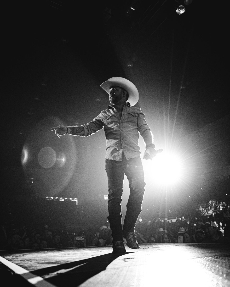 JustinColeMoore's tweet photo. Had a blast out in AZ this weekend 🤘🏼 Looking forward to Friday with the King! Can’t wait @GeorgeStrait 

📸 - @jsommer_photography https://t.co/JWykvwc8UE