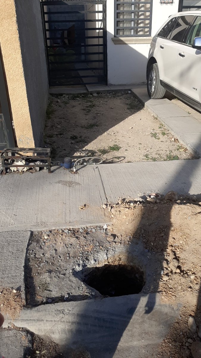 Azael_vc7's tweet photo. En serio @TELMEXSoluciona @Telmex? Si quieres cierrame el acceso a mi casa 🙄 https://t.co/9DdzKpAW97