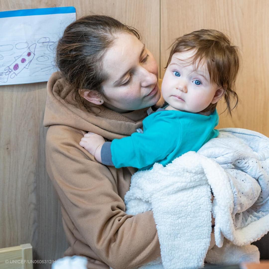 نازحة أوكرانية مع طفلتها البالغة 6 أشهر في  مأوى داخل مركز نقطة زرقاء في سيريت، رومانيا.