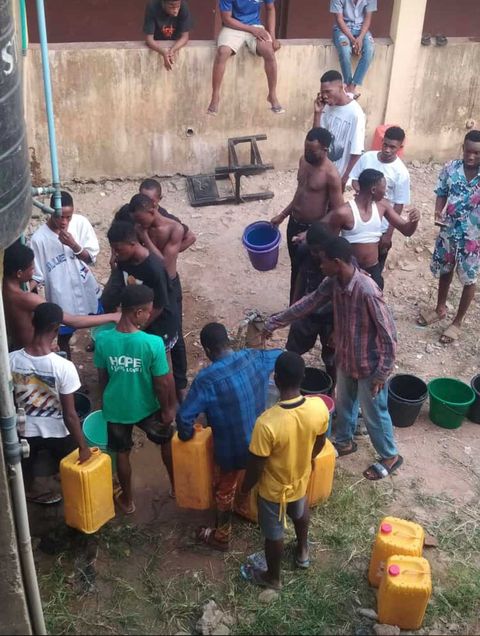SaharaReporters's tweet photo. Exclusive: Students Of Ogun Private University Paying Tuition In Dollars Go Several Days Without Bathing Over School’s Failure To Supply Water To Hostels | Sahara Reporters https://t.co/2oCnpi4aDU https://t.co/eHYxOTSwpg