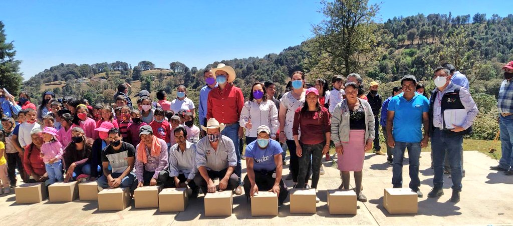 ApoyoIssemym's tweet photo. Agradecemos la invitación a nuestra presidenta Sara Alle, quien convivió con #AdultosMayores, #estudiantes rurales, así como #productores de la comunidad #ElVaral, en #VillaDelCarbón. https://t.co/YDGctbZxE4