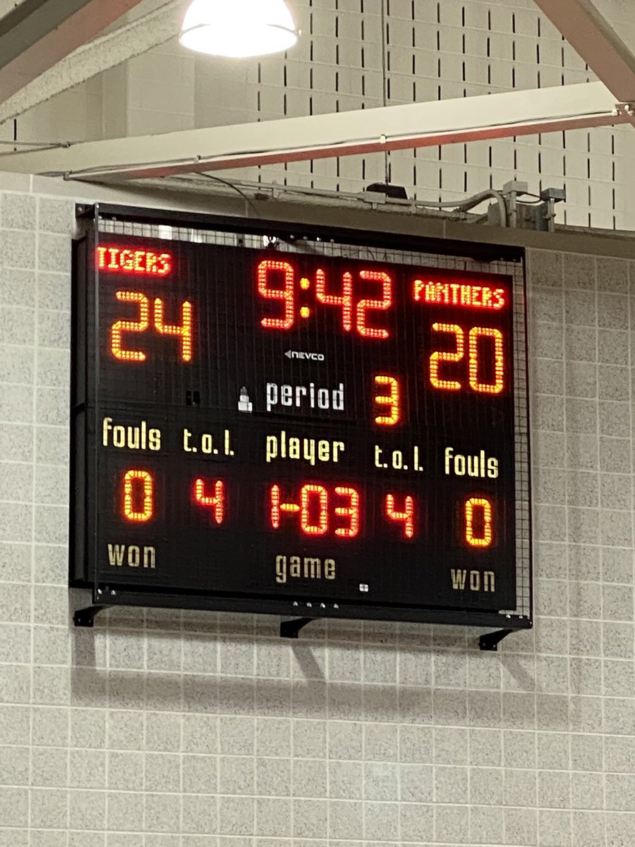 juliabochanski's tweet photo. Quarterfinals… Tigers up at the half… let’s gooooooo! @JordanBochanski @MNBoysBBall @marplenewtown @sportsdoctormd @delcosportsBob @DelcoSports https://t.co/wc2h4291jy