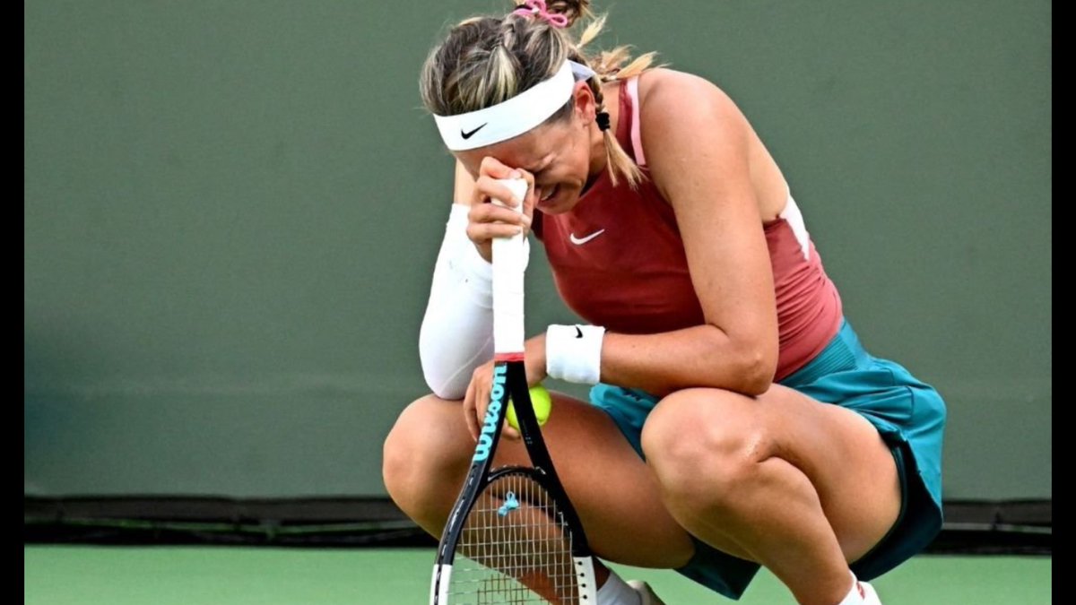 masdeportesplus's tweet photo. #TENIS La tenista bielorrusa Viktoria Azarenka rompió repentinamente a llorar en pleno partido y por unos minutos el encuentro correspondiente a la tercera ronda de Indian Wells ante Elena Rybakina y no se supo el motivo de lo acontecido. https://t.co/4le4ENFIgJ
