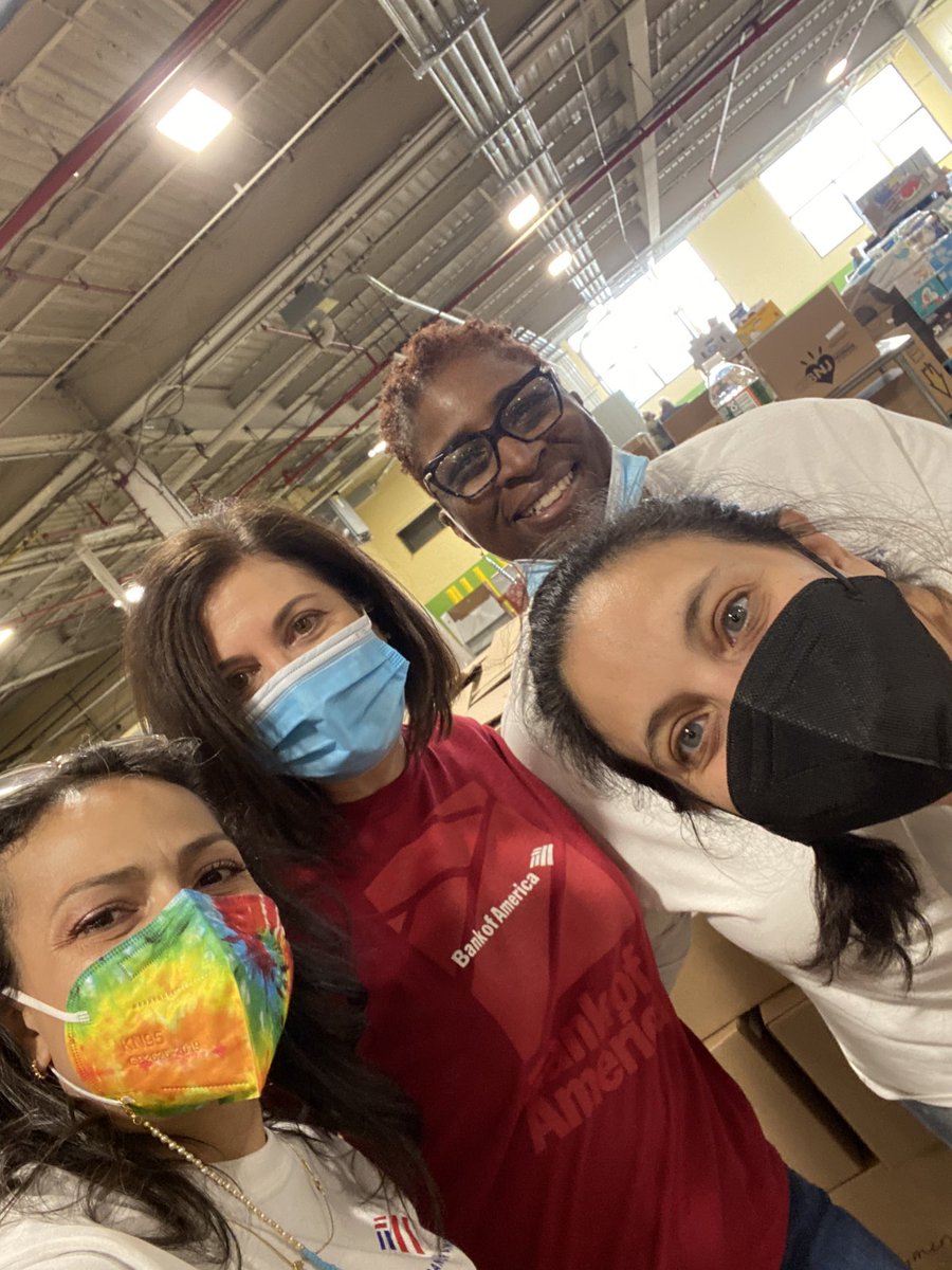danirose2121's tweet photo. What a great feeling to finally be in person at @CFBNJ with @AlbertoNJMP. #BofAVolunteers in the communities we serve day in and day out. @BofA_News https://t.co/JhTZ78sXX6