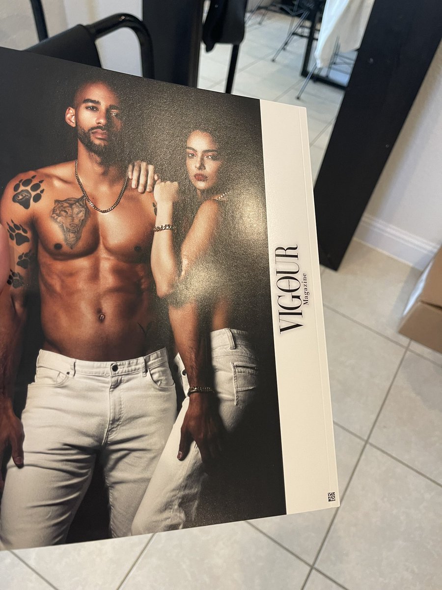 Ayyy made the back cover page of an international fashion magazine ! Momma we made it! Lol