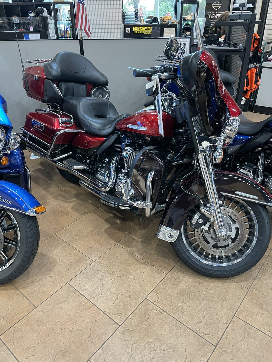 jerryulrich's tweet photo. This is my old 2012 Ultra Limited that I traded in on my current CVO Limited over a year ago. It’s back on the showroom floor. My sales guy tried to sell it back to me!  😂
#bikelife #harleydavidson #ridetolive #livetoride #memories #stilllooksgood #nicetoseeyouagain https://t.co/YJWH547wL0