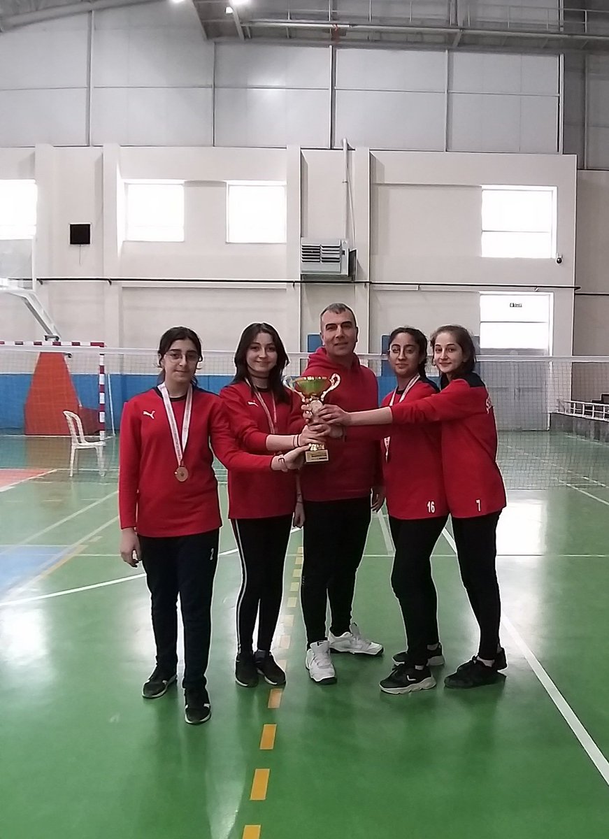 recaitopcu's tweet photo. Okullar Arası Yıldız Kız Badminton musabakalarında Şemsi Sıvası IHO il Birincisi oldu. Sporcularımı kutluyorum. https://t.co/LSbFAUJvCX