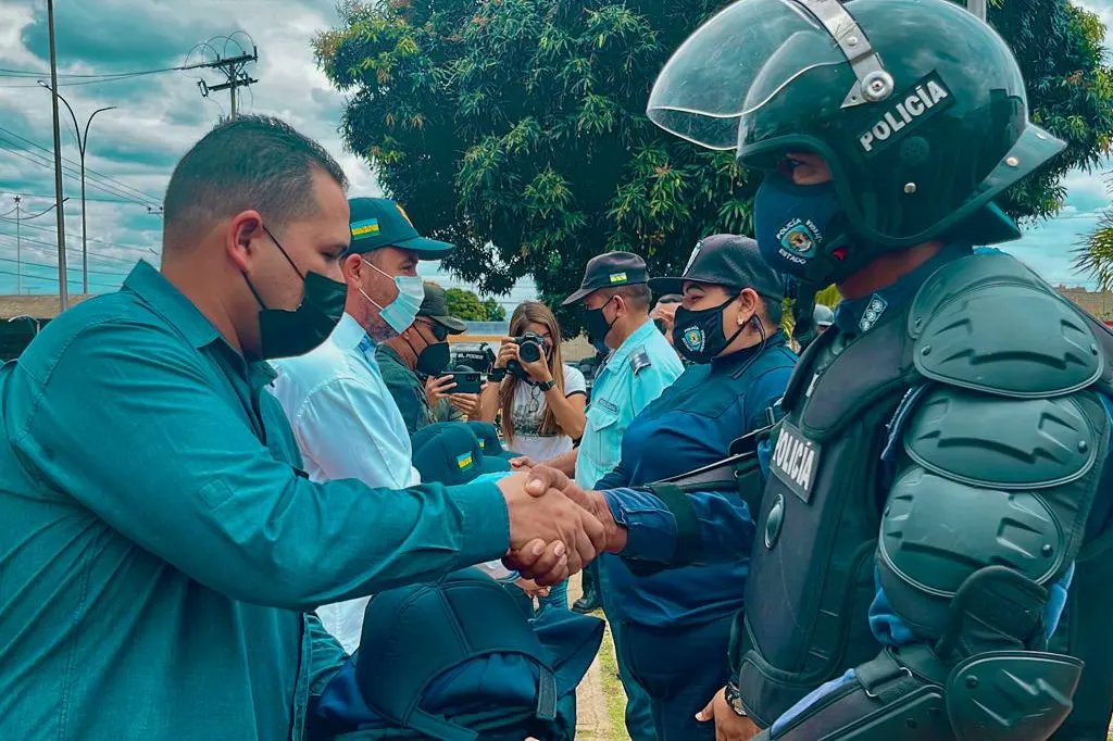 anzoateguigob's tweet photo. #EnFotos|| En aras de reivindicar y generar la necesaria condición de trabajo a los servidores públicos, este  martes #15MAR el gobernador de Anzoátegui @luismarcanos entregó dotación de uniformes a más 3 mil 500 funcionarios de seguridad. https://t.co/2uTe0AXfHT