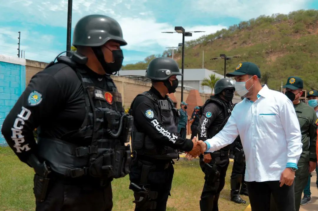 anzoateguigob's tweet photo. #EnFotos|| En aras de reivindicar y generar la necesaria condición de trabajo a los servidores públicos, este  martes #15MAR el gobernador de Anzoátegui @luismarcanos entregó dotación de uniformes a más 3 mil 500 funcionarios de seguridad. https://t.co/2uTe0AXfHT