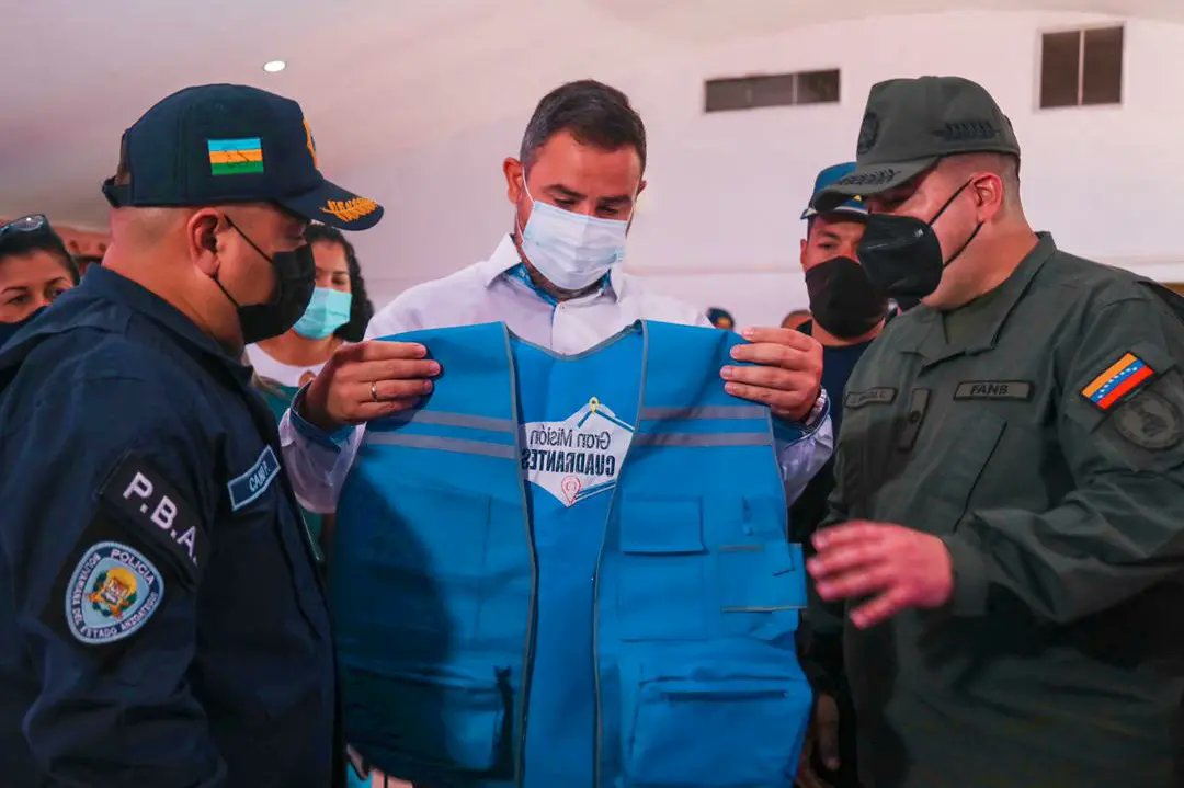 anzoateguigob's tweet photo. #EnFotos|| En aras de reivindicar y generar la necesaria condición de trabajo a los servidores públicos, este  martes #15MAR el gobernador de Anzoátegui @luismarcanos entregó dotación de uniformes a más 3 mil 500 funcionarios de seguridad. https://t.co/2uTe0AXfHT