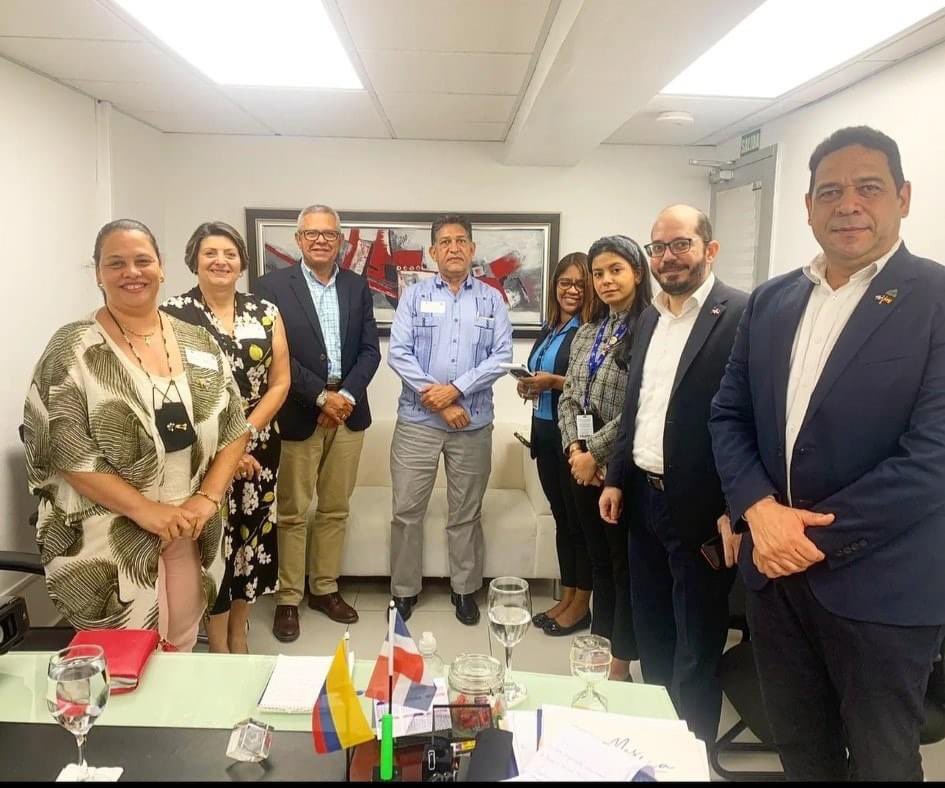 felixmcaraballo's tweet photo. Una representación del Clúster Ecoturístico de Constanza y de la Asociación para el Desarrollo de Constanza estuvo de visita hoy por las oficinas del Ministerio de Industria y Comercio @micmrd en Santo Domingo.

@vienchyrodriguez
@mariafelizag 
@placidorosad
@rcolladoa https://t.co/m6II9onTRa