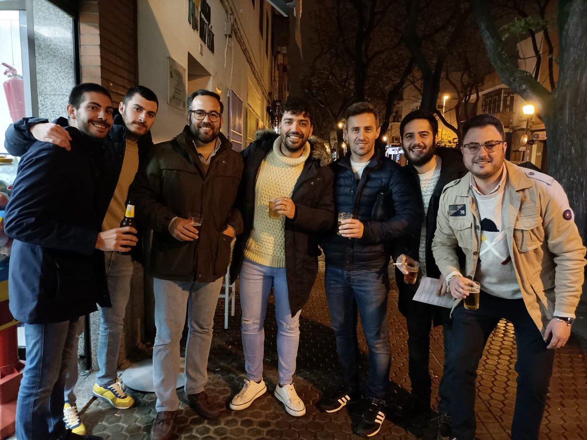 Miguelzayas87's tweet photo. Noche de Papeleta, Chicharrones y Cerro del Águila… 

#Humildad 
@DoloresdelCerro https://t.co/8c73TB72G0