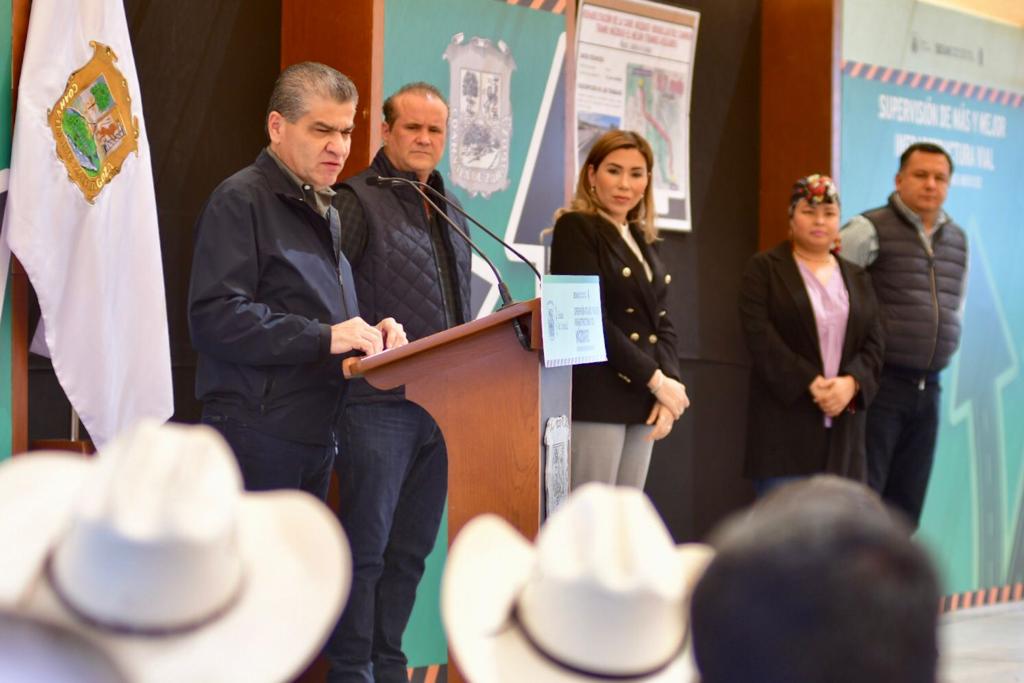 mrikelme's tweet photo. Junto a la alcaldesa Tania Flores, supervisamos la rehabilitación de la carretera 🛣 Múzquiz-Boquillas del Carmen en el tramo Múzquiz-El Melón. Esta obra facilitará traslados y mejorará la conectividad entre comunidades. #RegiónCarbonífera https://t.co/NzzCGM3MMD