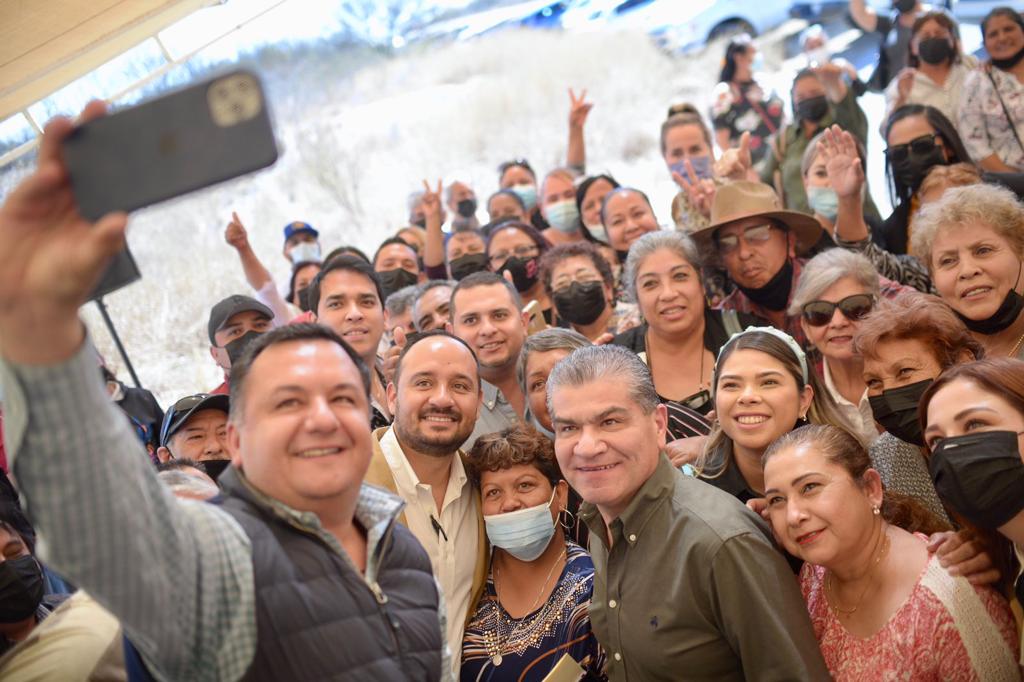 Junto a la alcaldesa Tania Flores, supervisamos la rehabilitación de la carretera 🛣 Múzquiz-Boquillas del Carmen en el tramo Múzquiz-El Melón. Esta obra facilitará traslados y mejorará la conectividad entre comunidades. #RegiónCarbonífera