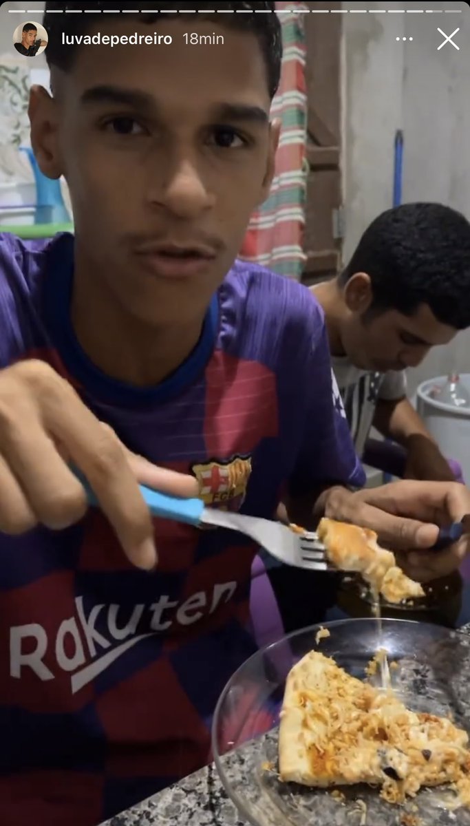 oficialsincerao's tweet photo. Simplesmente o Luva de Pedreiro comendo pizza pela primeira vez na vida. Demos fama a pessoa certa!! Que maluco sensacional!!! https://t.co/fTqzMBHkDd