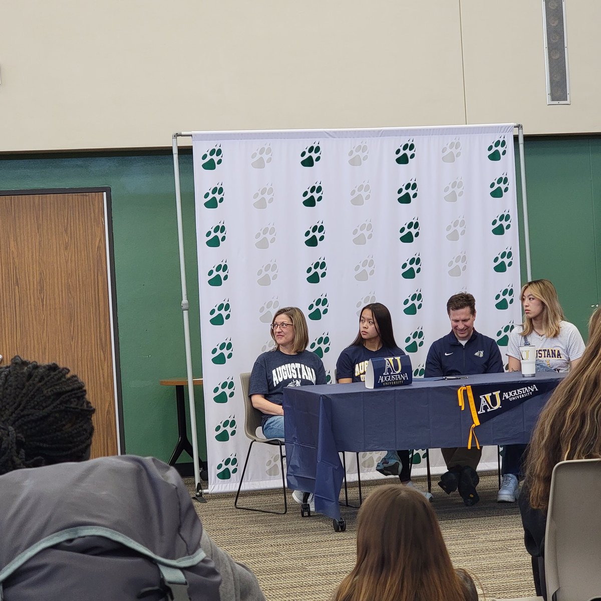 WHS_GB's tweet photo. Congrats to Lily for signing to run track at Augustana next season. We are very proud of you and can't wait to watch you next year!! 👏👏💚 https://t.co/gVWvlQm6LZ