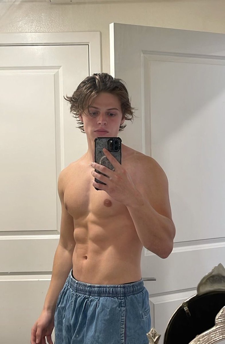 GarrettTill1's tweet photo. my hair is getting long as fuck but… look at my cool 80’s Jeans ☺️ https://t.co/qhvajt0Nez