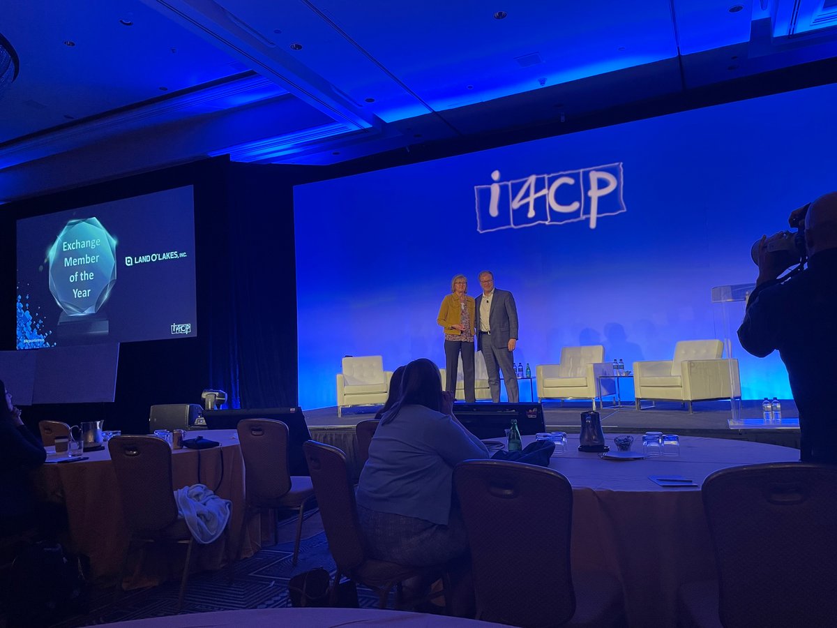 i4cp's tweet photo. @LandOLakesInc CHRO Julie Sexton accepts the Exchange Member of the Year award on behalf of her organization. Congrats @LandOLakesInc! #i4cpconference https://t.co/r7MzMWsjkb