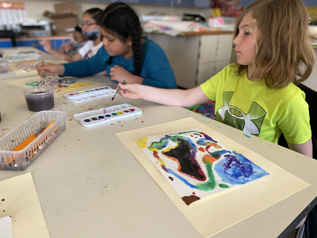 🖌Students dusting off their paint brushes to experiment with various watercolor techniques! 🖼Another busy, messy, and ✨CREATIVE✨ day in the Trimmer ART room!🎨 #WYPround #YouthArtsMonth #TRartist #TrimmerTalent #TrimmerProud @wyasdblue