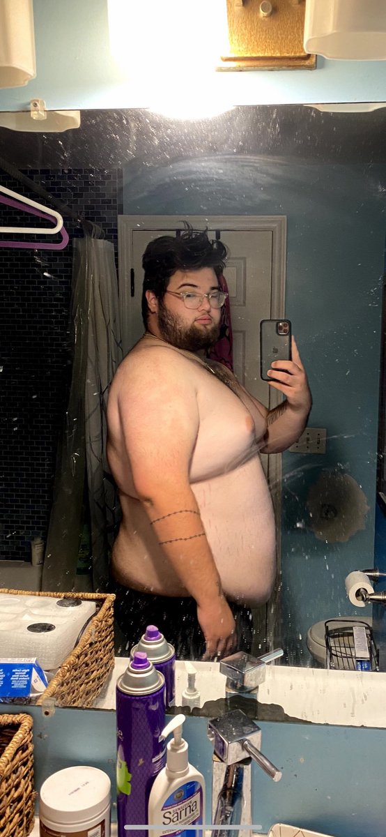 GavinZbock's tweet photo. Hey twitter 👋🏻 lmao little year and a half transformation https://t.co/dEGzf3Cx0y