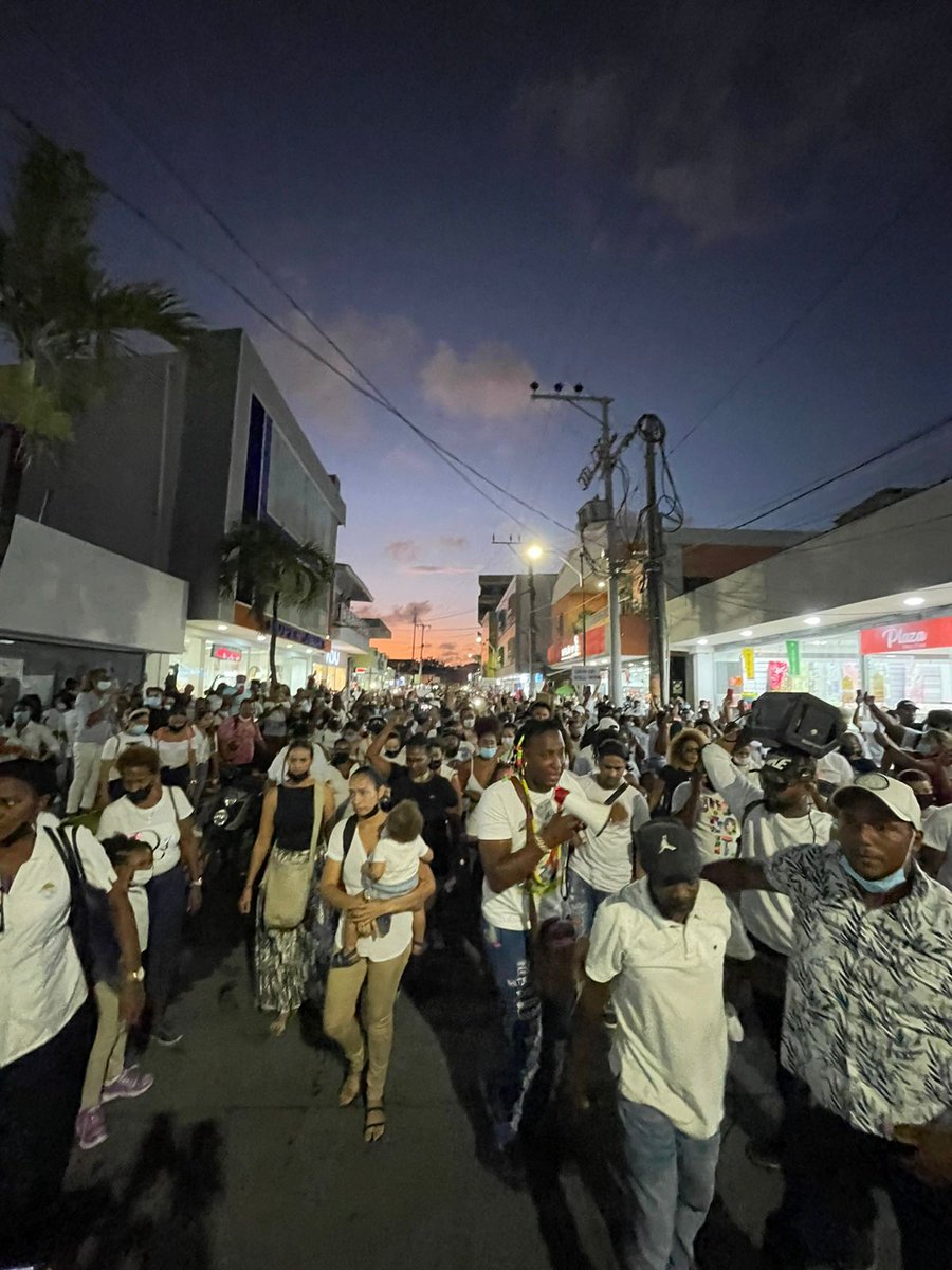 CanalTeleislas's tweet photo. #TeleislasNews En imágenes, de manera pacífica se adelanta la marcha en rechazo al fallecimiento del artista #Hety.
#QuéPasaenSaiyProv #news #rip #hetyforever https://t.co/lQIlvk3Zml