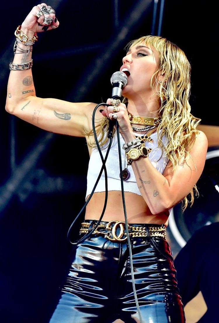 Faithinthefutu8's tweet photo. Yo el viernes haciendo feliz a mi yo de 5 años que siempre amó a Miley Cyrus: https://t.co/ZNvlxwUwJ8